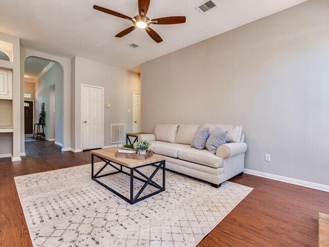 Building Photo - 1104 Quail Ln