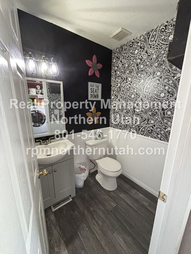 Building Photo - Charming 2-Story Home in the Heart of Clea...