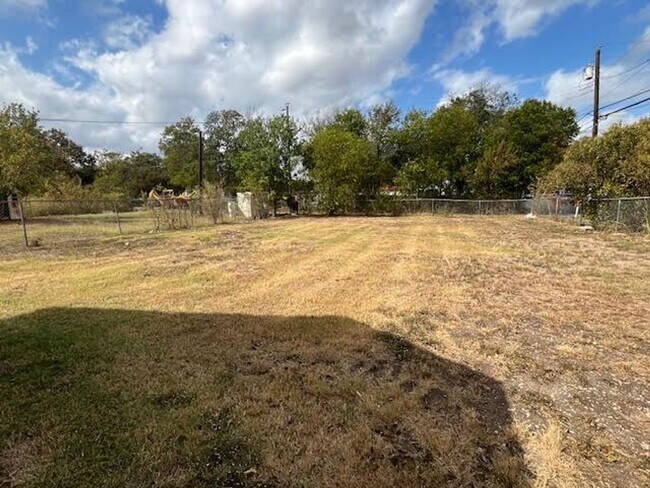 Building Photo - 3 Bedroom 1.5 Bath convenient to all that ...