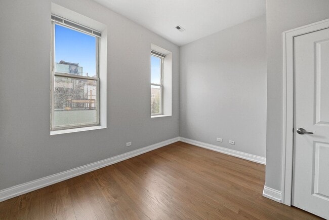 Building Photo - 1946 S Racine Ave