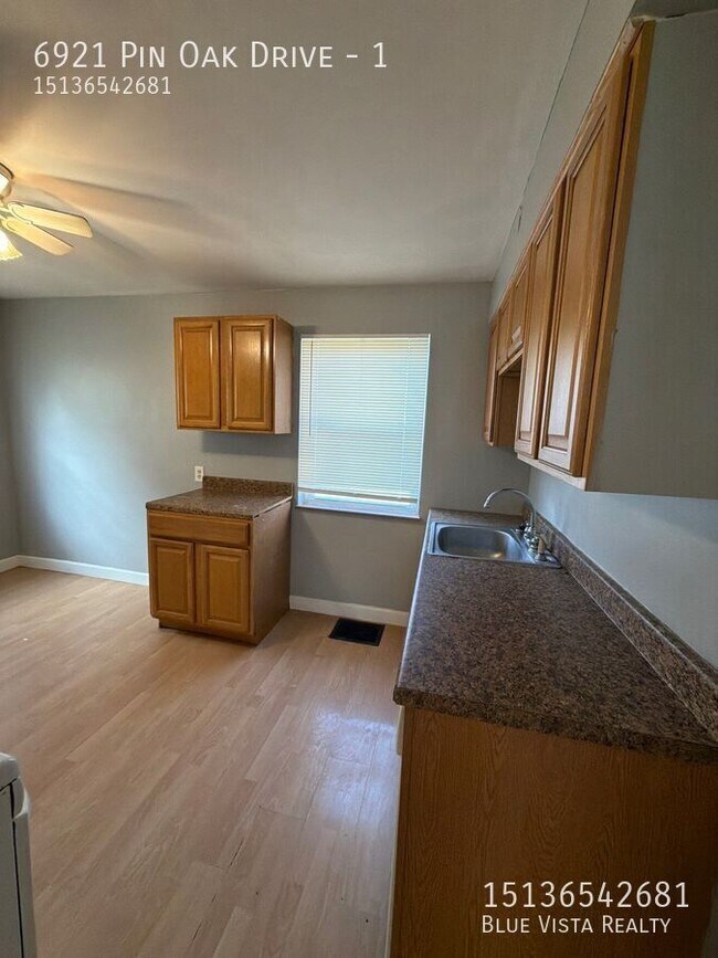 Building Photo - 6921 Pin Oak Dr