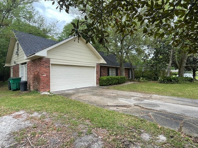 Building Photo - Spacious Home in Country Club Estates