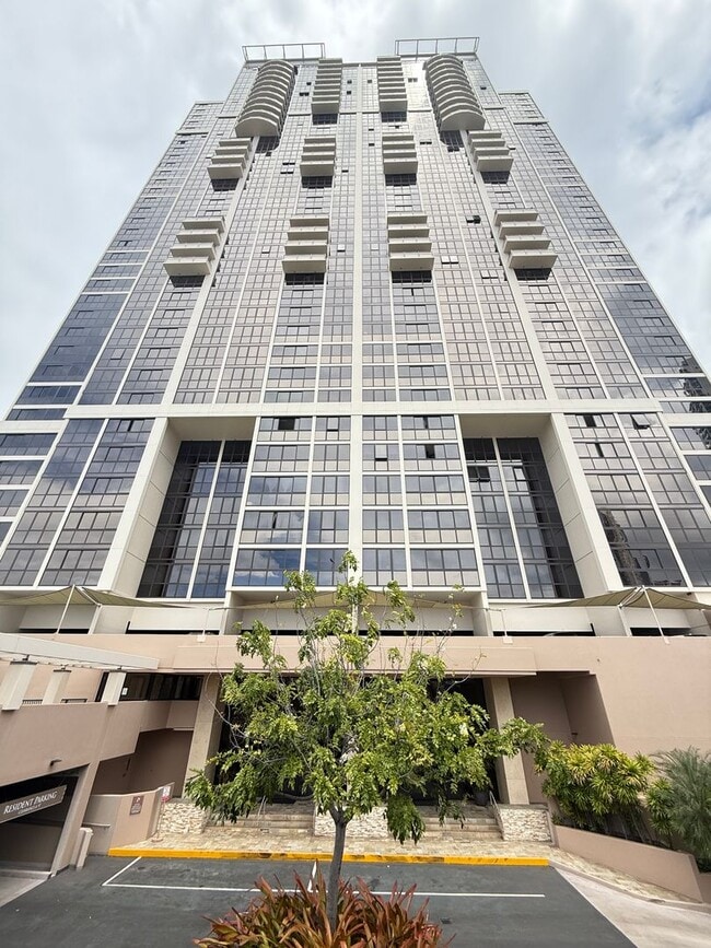 Building Photo - Available Now 1 Bed, 1 Bath, Kaka'ako, Oce...