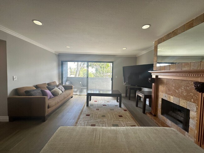 Building Photo - PRIME HOLLYWOOD CONDO!!! 2 Bed/2 Bath LUXURY LIVING!