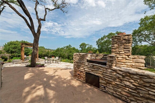Building Photo - 610 Lancelot Way