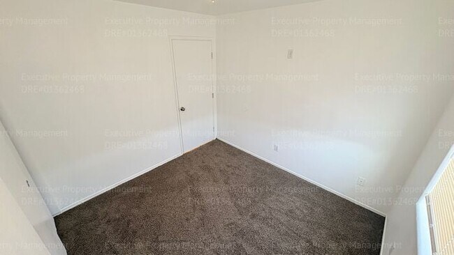 Building Photo - 4 bedroom 2 bathroom home located near S. H St/ Berkshire Rd