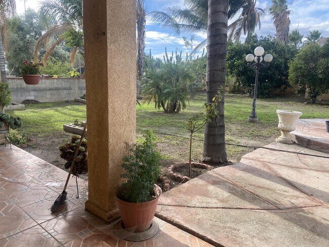 Building Photo - "Modern 5-Bedroom Sanctuary with 3 Baths and 4,353 Sq Ft of Comfort in San Bernardino!"