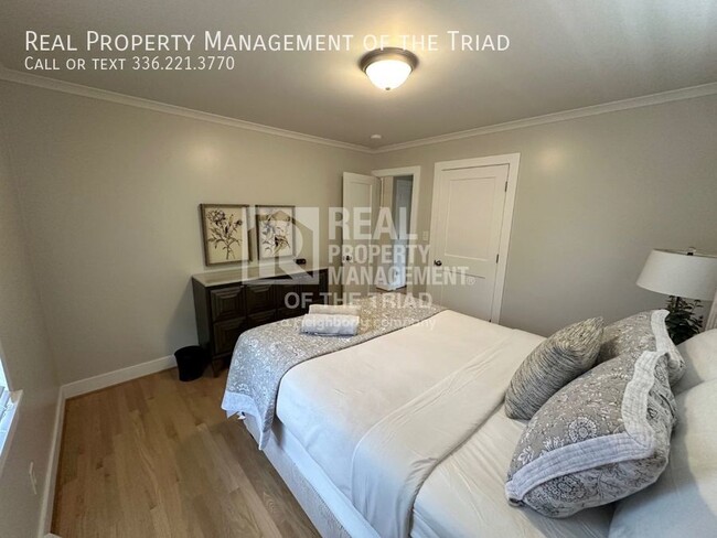 Building Photo - Cute & Cozy 2BR Main Level Apartment Conve...