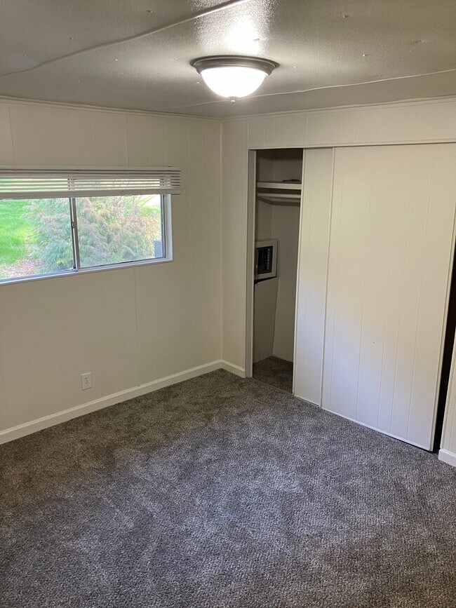 Building Photo - Columbia Riverfront Home with 1 Acre of Landscaped Yard