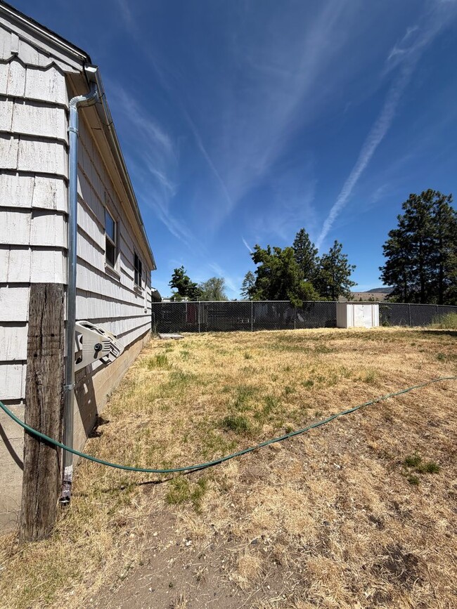 Building Photo - Adorable House with Large Yard, 1.2 Miles from Oregon Tech and Sky Lakes Medical Center!