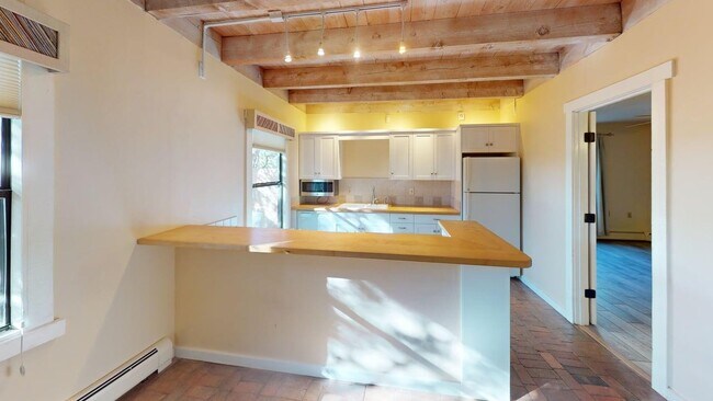 Building Photo - 948 Los Lovatos Rd