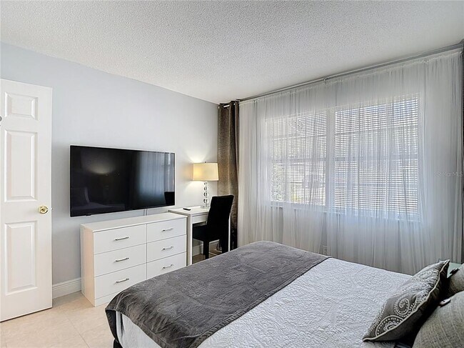 Building Photo - 222 Southeast Jefferson Cir N