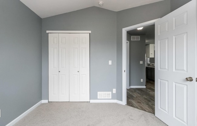 Building Photo - *FIRST MONTHS RENT FREE* 3 BED, 2 BATH MOD...