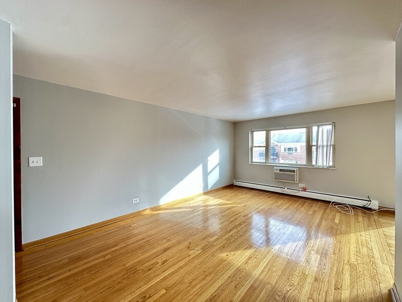 Building Photo - 1004 S River Rd