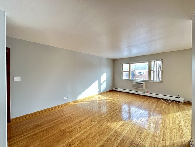 Building Photo - 1004 S River Rd