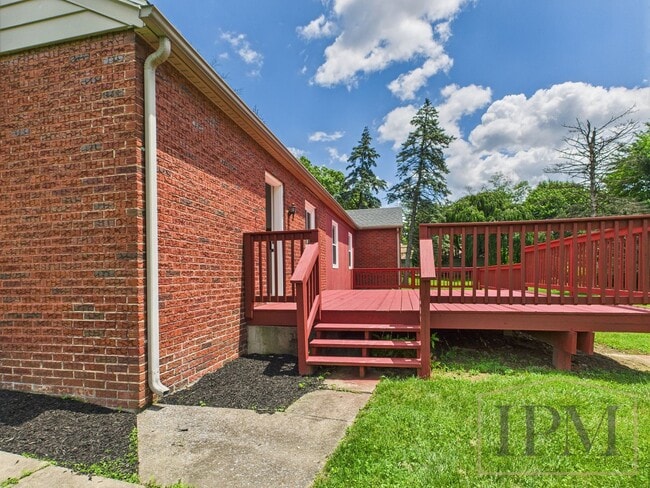 Building Photo - Available Now! Beautiful 3 Bedroom 2 Bath ...