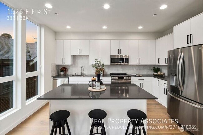 Building Photo - 1526 E Fir St