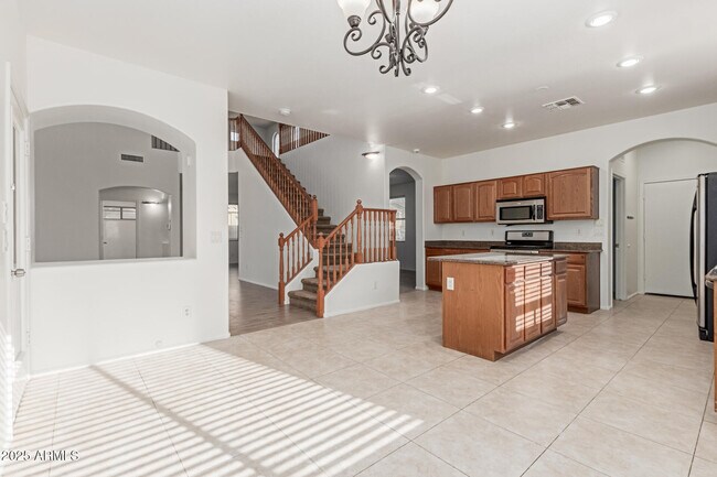 Building Photo - 40882 W Robbins Dr