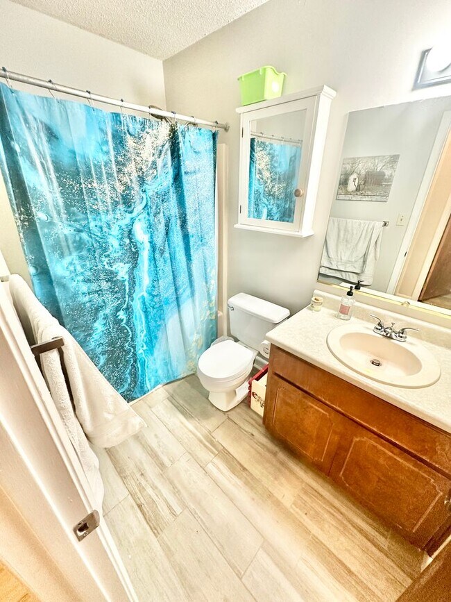 Building Photo - Nice 2 bedroom / 2 bathroom / 2 car garage single story town home for rent in Shalimar!