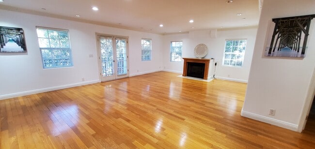 Building Photo - 8057 Willow Glen Rd