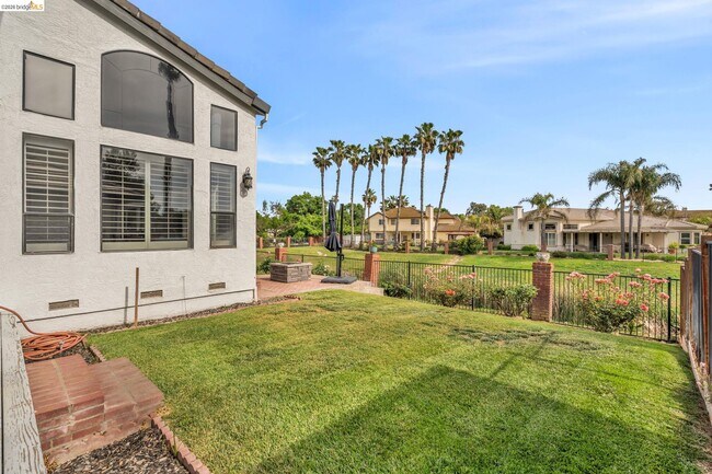Building Photo - 5640 Edgeview Dr