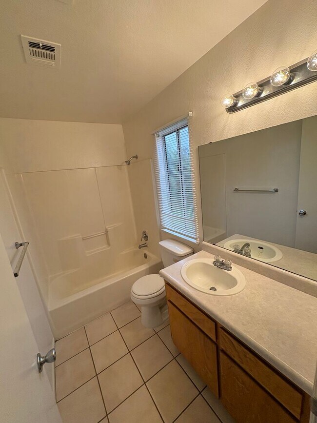 Building Photo - 2 story house in NW Visalia Available Now