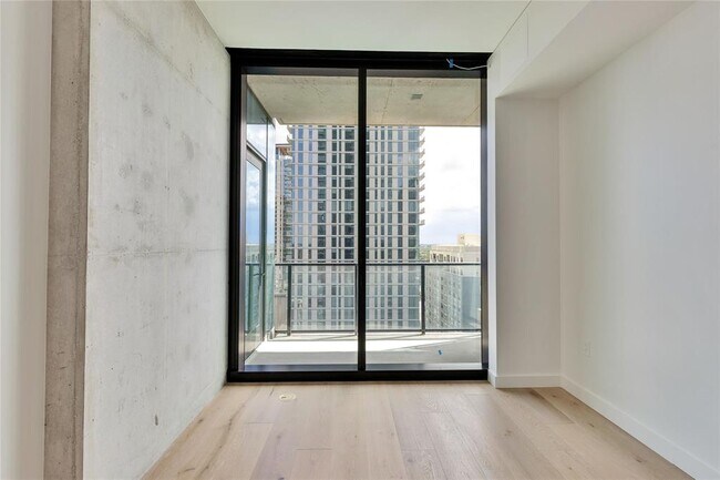 Building Photo - 610 Davis St