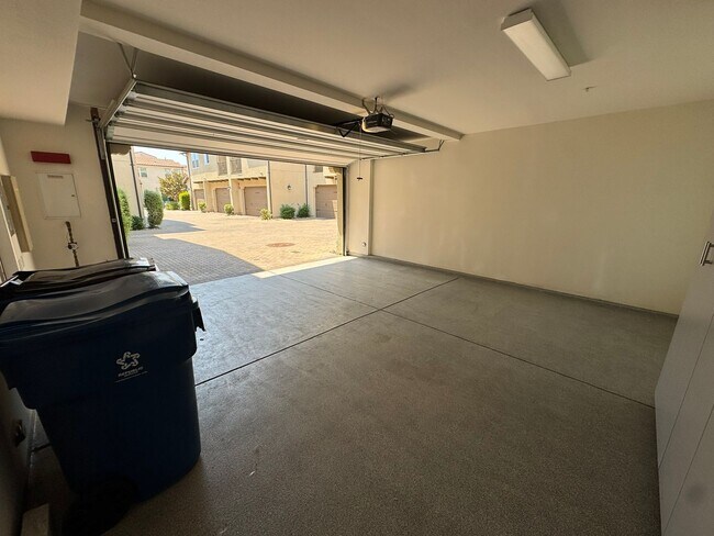 Building Photo - Charming 3-bedroom 2.5 bath nestled inside...