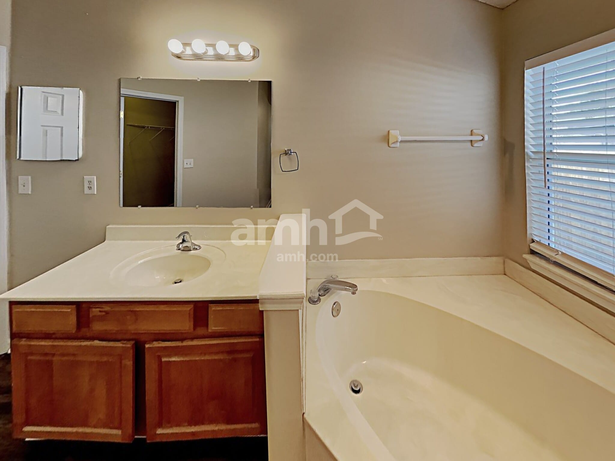 Building Photo - 2032 Frogmore Dr