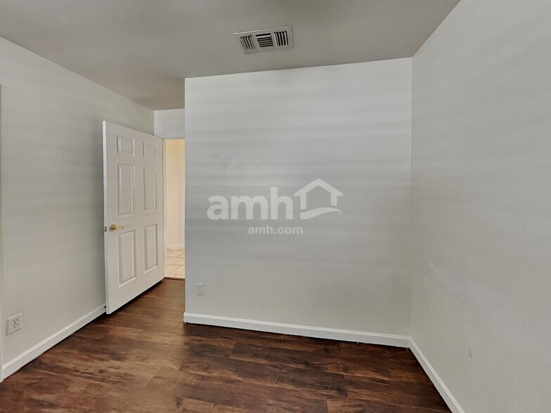 Building Photo - 7659 S Meadow Spring Way