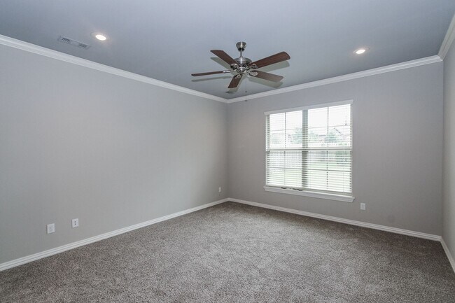 Building Photo - Gorgeous 3 bed/3 bath home in great Bentonville neighborhood
