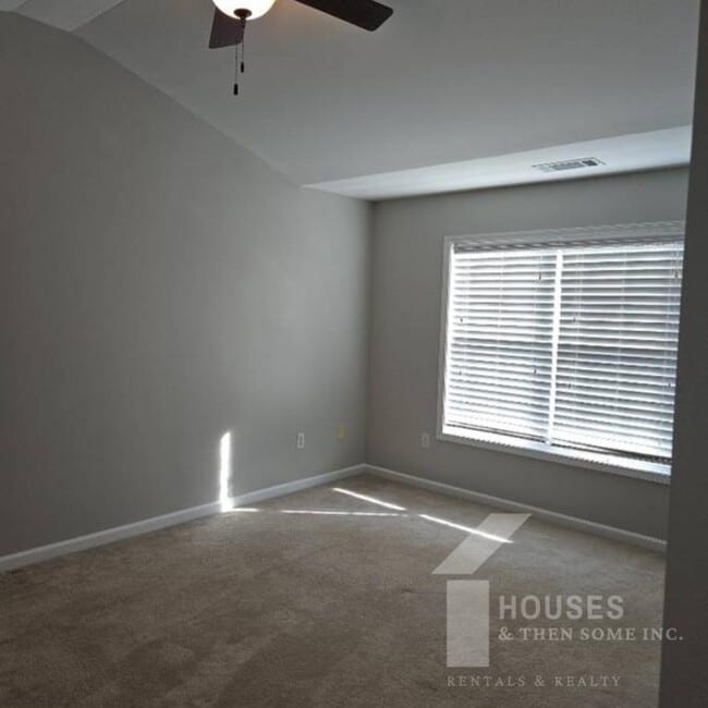 Building Photo - 203 Chardon Pl