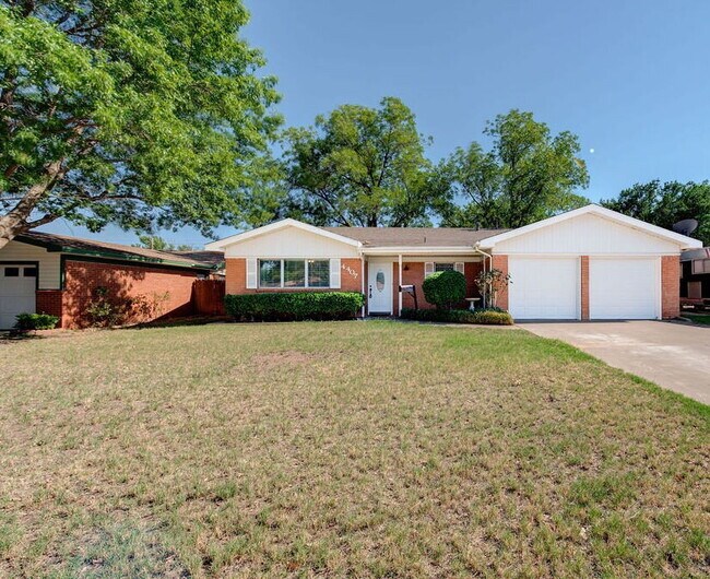 Primary Photo - 3/2/2 in Excellent Location!