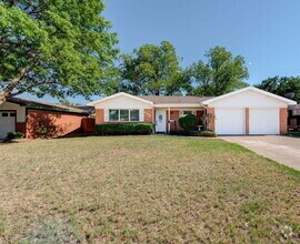 Building Photo - 3/2/2 in Excellent Location!