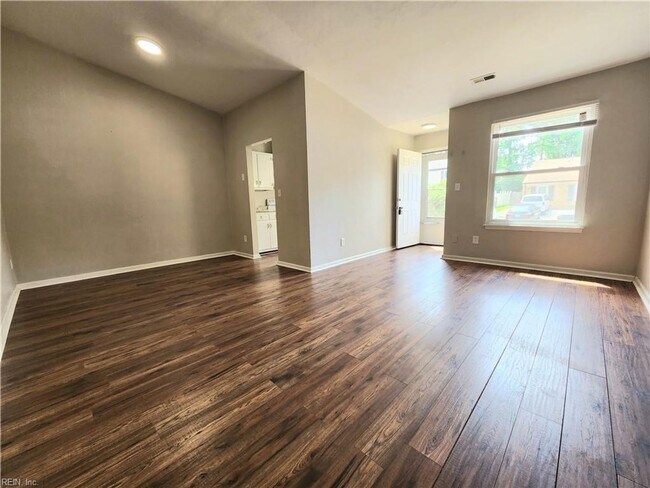 Building Photo - Updated and charming townhouse in heart of...