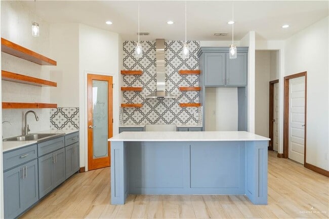 Building Photo - 10 N J Hernandez St