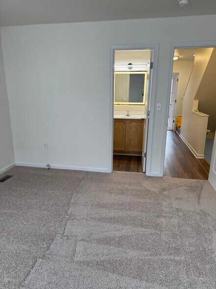 Bedroom 1/ full bath - 4630 Dillon St