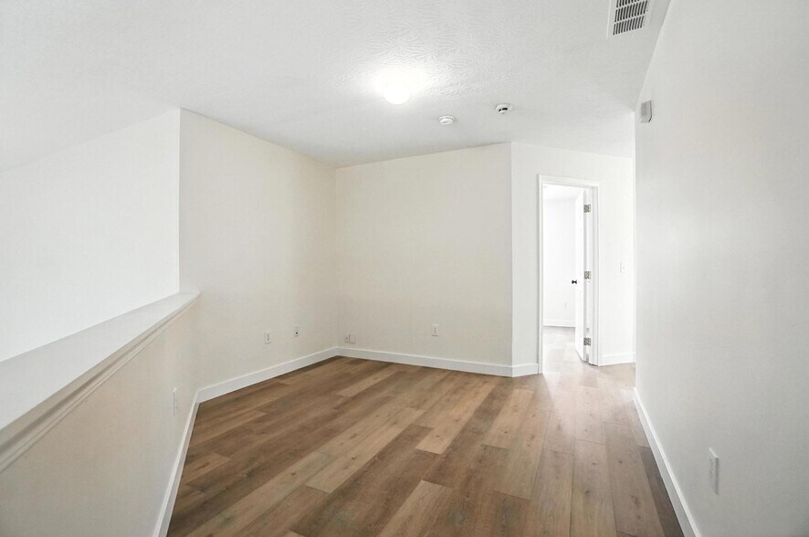 Building Photo - 2380 Oaktree Pl