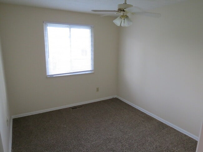 Building Photo - 924 Ruma Rd