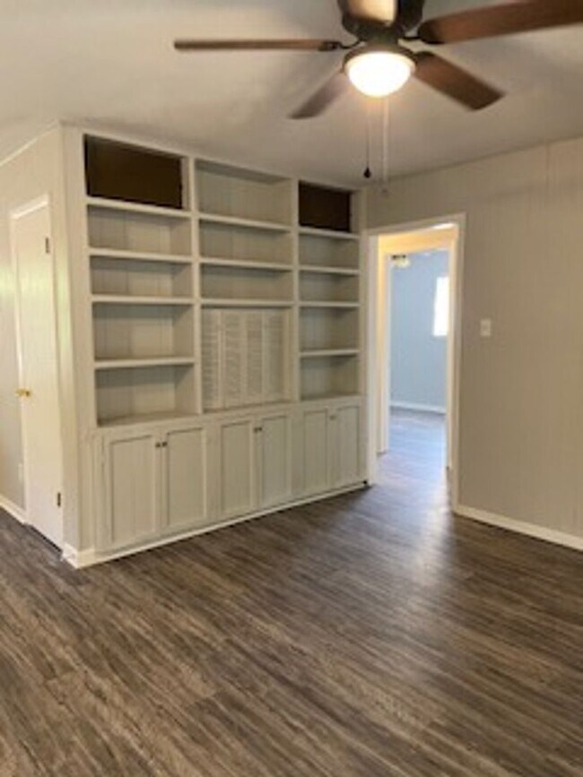 Building Photo - 318 N La Salle Dr