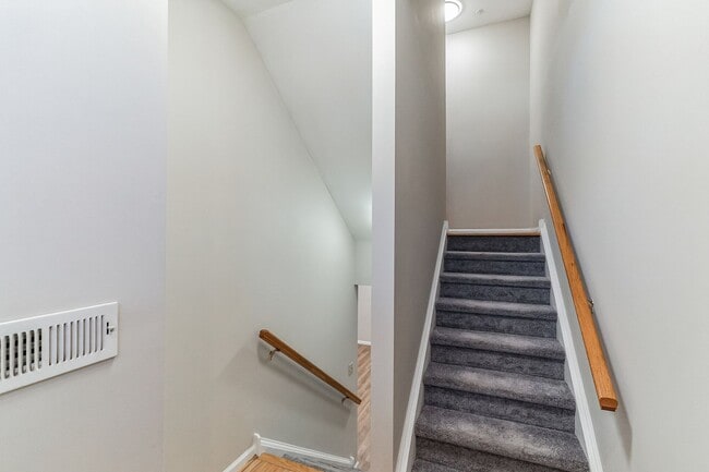 Building Photo - 487 Fort Hill Cir