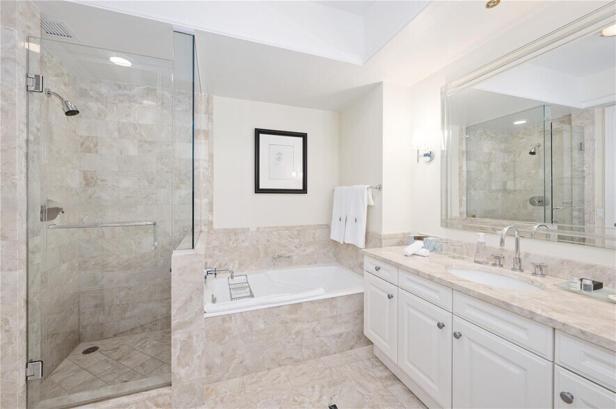 Building Photo - 1435 Brickell Ave