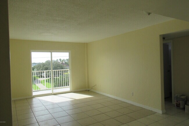 Building Photo - 732 N Halifax Ave