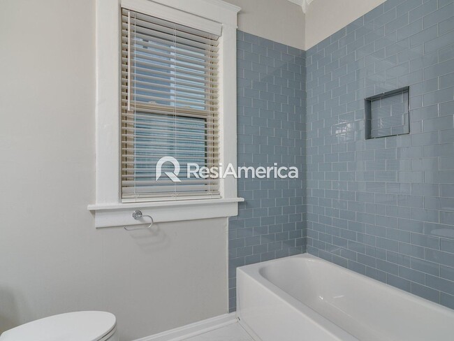 Building Photo - Gorgeously Renovated 3BR/2B Midtown Beauty!!