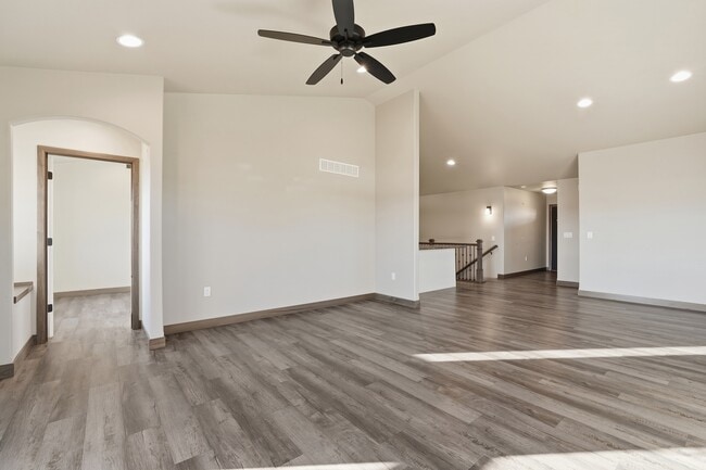 Building Photo - 720 Creekside Dr