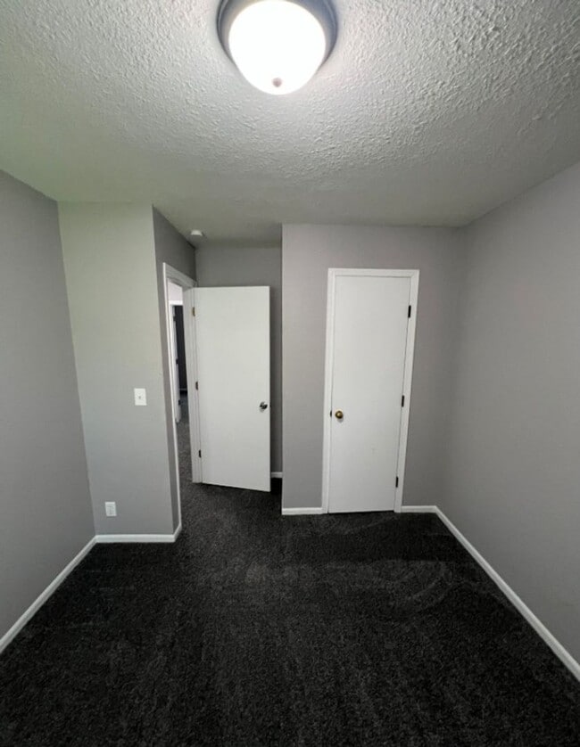Building Photo - Renovated 3 Bedroom Duplex in Raytown!