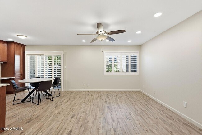Building Photo - 5525 E Thomas Rd