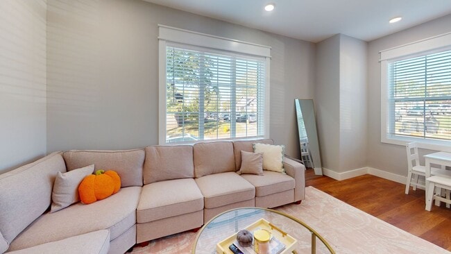 Building Photo - 4BR/4BA Townhome in the Heart of Fort Sand...