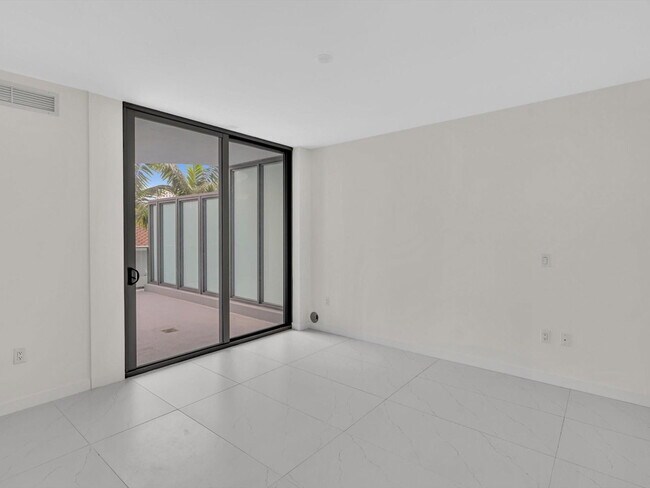 Building Photo - 9901 W Bay Harbor Dr