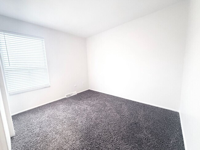 Building Photo - Clean & Quiet 3 Bed / 2.5 Bath Town Home with 2 Car Garage in Arvada